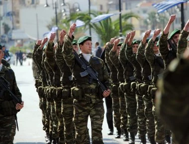 Παρέλαση στη Θεσσαλονίκη: Συνθήματα των ΛΟΚ και των ΟΥΚ με «αποδέκτη» τη Τουρκία (βίντεο)